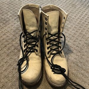 Freebird size 9 cream boots